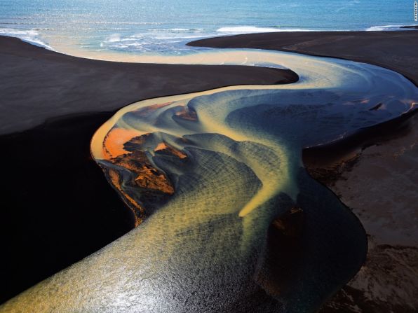 Río delta (Islandia) — Stephen King envió esta fotografía aérea desde un helicóptero sobre el sur de Islandia. “Los colores brillantes son el resultado de depósitos minerales que recogen las aguas glaciales mientras se dirigen hacia el mar”, dice el autor.