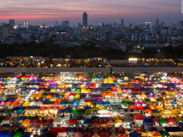 Un mercado colorido (Bangkok) — Un arco iris de otro tipo se crea por las carpas iluminadas de este colorido mercado en Bangkok, que tomó Kajan Madrasmail.