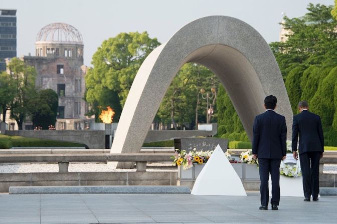 El presidente estadounidense puso una corona en el monumento, junto con su homólogo japonés Shinzo Abe.