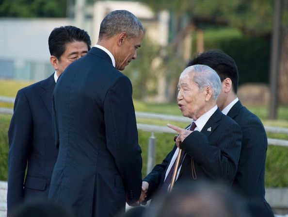 En uno de los momentos más emblemáticos de la visita, Obama saludó a algunos de los sobrevivientes del bombardeo sobre Hiroshima.