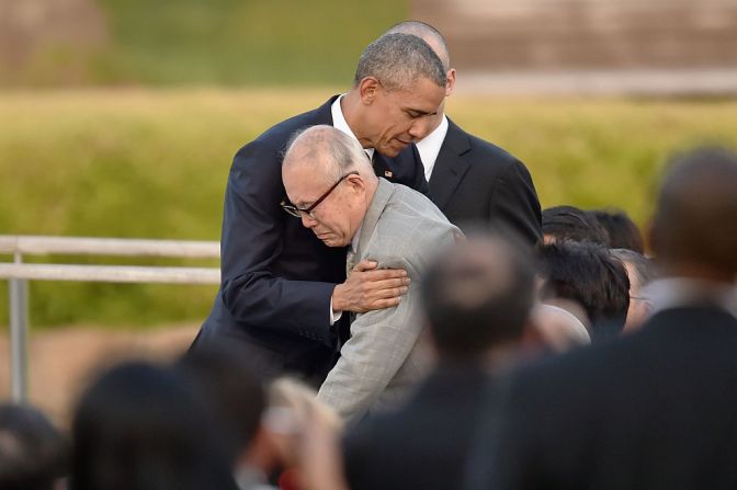 Obama abrazó a uno de los sobrevivientes de la bomba atómica.