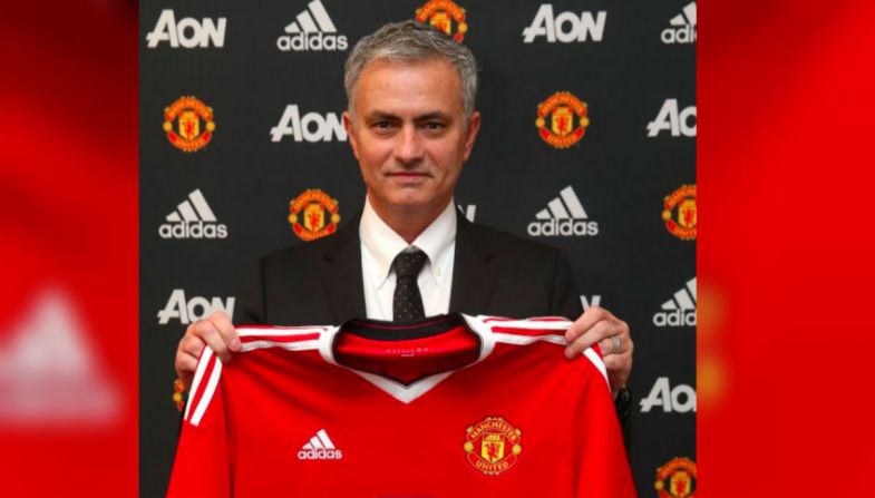 José Mourinho, exentrenador del Chelsea, el Oporto y el Real Madrid, será el nuevo dirigente de Manchester United, equipo con el que buscará alcanzar el máximo título de la Premier League enfrentándose a su antiguo rival de la liga española, Pep Guardiola.