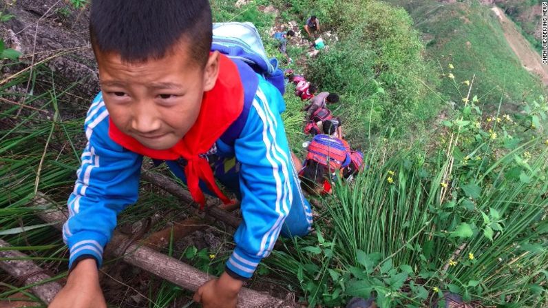 Unos 15 alumnos, algunos de ellos de seis años, trepan por las llamadas "escaleras al cielo".