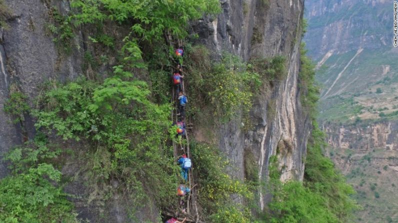 En las montañas de la provincia de Sichuan, en el suroeste de China, los niños descienden por un acantilado de 800 metros para llegar a la escuela.