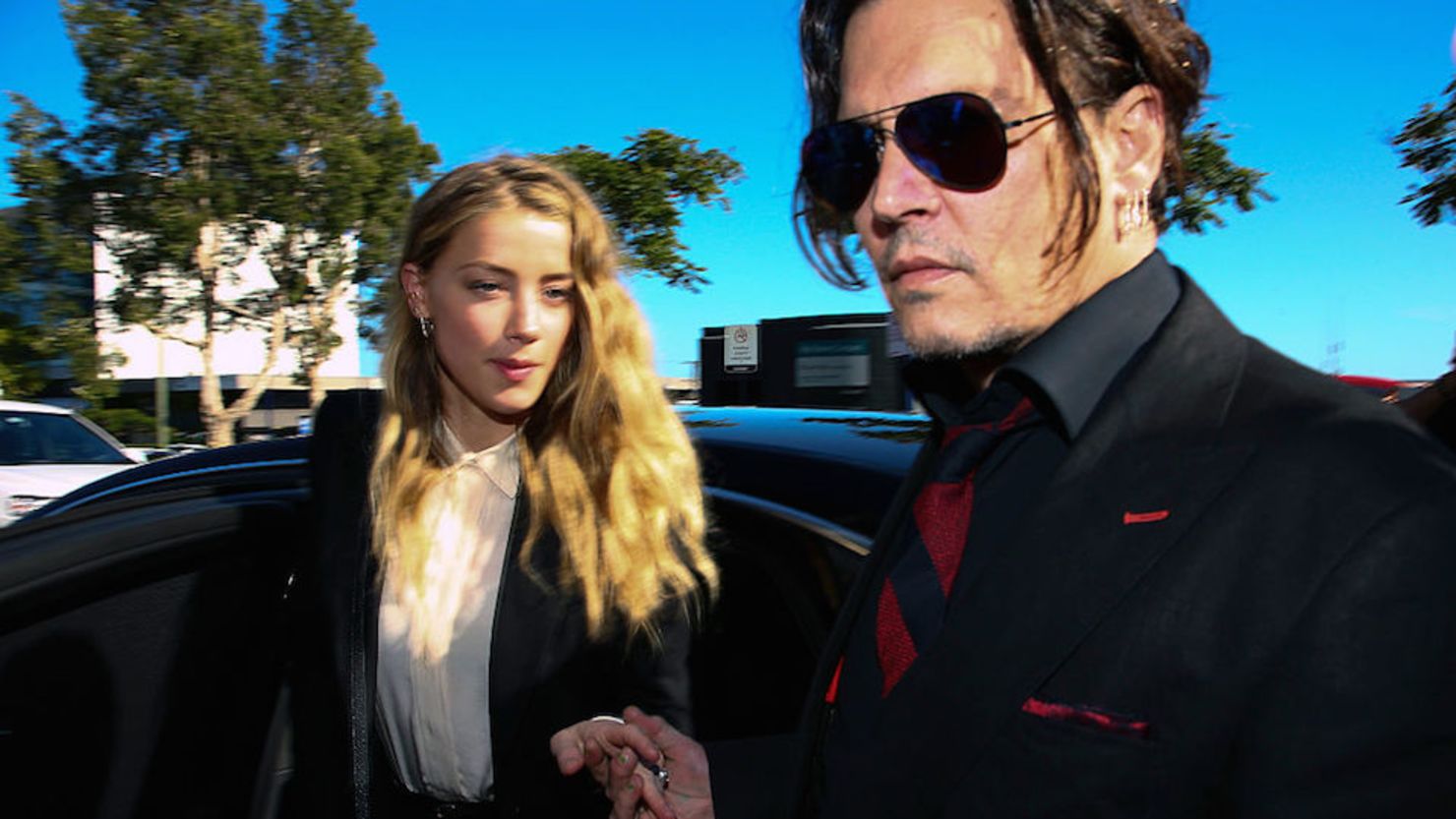 El actor Johnny Depp y su esposa, la actriz Amber Heard, llegan a una corte de Australia, el 18 de abril de 2016, donde se ventiló el caso de una acusación contra Heard por la supuesta importación ilegal de sus perros.