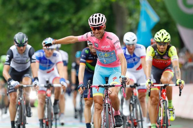 Con la Maglia Rosa, el italiano Vincenzo Nibali cruza la meta de la etapa 21 y final del Giro d'Italia. El siciliano conquistó la prueba por segunda ocasión en su carrera.