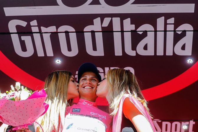 La recompensa. El colombiano Esteban Chaves, del equipo Orica GreenEDGE, es felicitado tras enfundarse la Maglia Rosa, en la etapa 19 del Giro d'Italia 2016.