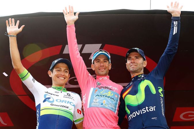 El podium final del Giro d'Italia 2016: el ganador, el italiano Vincenzo Nibali, del equipo Astana (centro); el colombiano Esteban Chaves, de Orica, segundo lugar (izquierda) y el español Alejandro Valverde, de Movistar, en tercero (derecha).