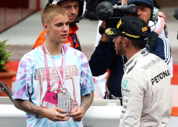 Y ahí estaba. Justin Bieber felicita a Lewis Hamilton por su victoria en el GP de Mónaco.