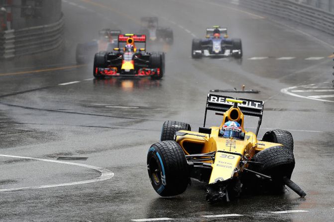 Las accidentes y los abandonos son actores regulares cada año, en el GP de Mónaco. En la imagen el auto del piloto Jolyon Palmer, de la escudería Renault Sport.