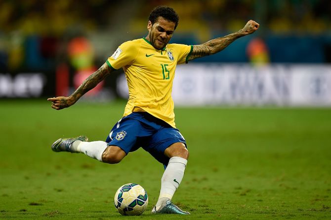 Daniel Alves, el defensa del Barcelona, es una de las figuras que seguramente brillará en la cancha con la selección de Brasil.