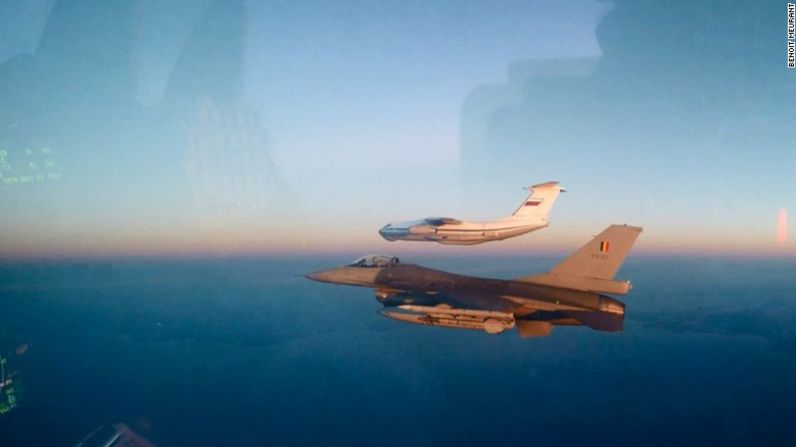 Un F-16 belga sigue a un avión ruso Il-76.