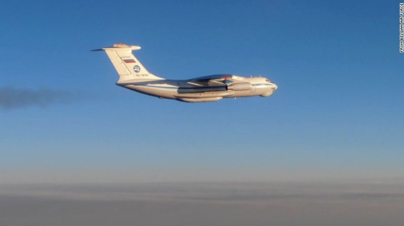 Un avión ruso Il-76 vuela sobre el Báltico.