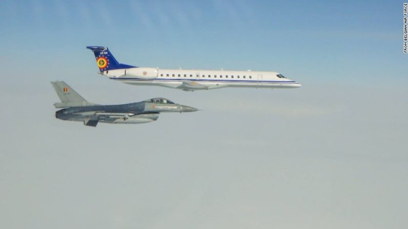 Un avión de combate belga intercepta un avión de transporte ruso.