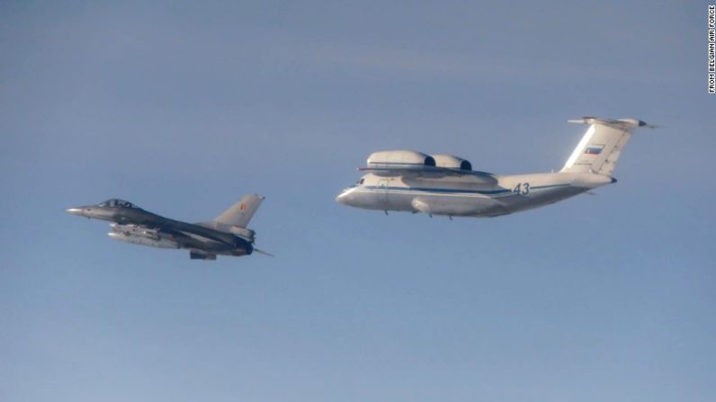 Un avión ruso An-72 junto a un F-16 belga.