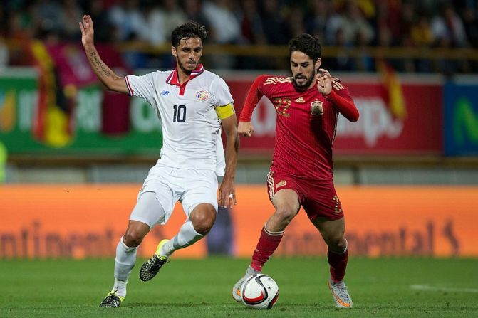 El capitán, Bryan Ruiz, durante un partido amistoso frente a España.