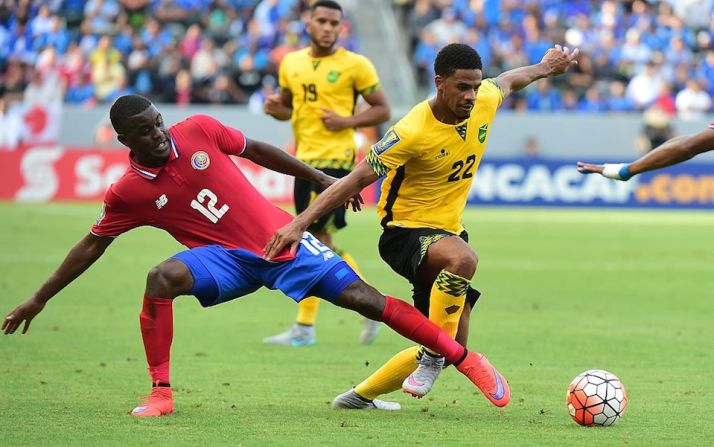 Otra de las estrellas de los ticos es Joel Campbell, en la imagen disputando un balón frente al jamaiquino Garath McCleary (FREDERIC J. BROWN/AFP/Getty Images).