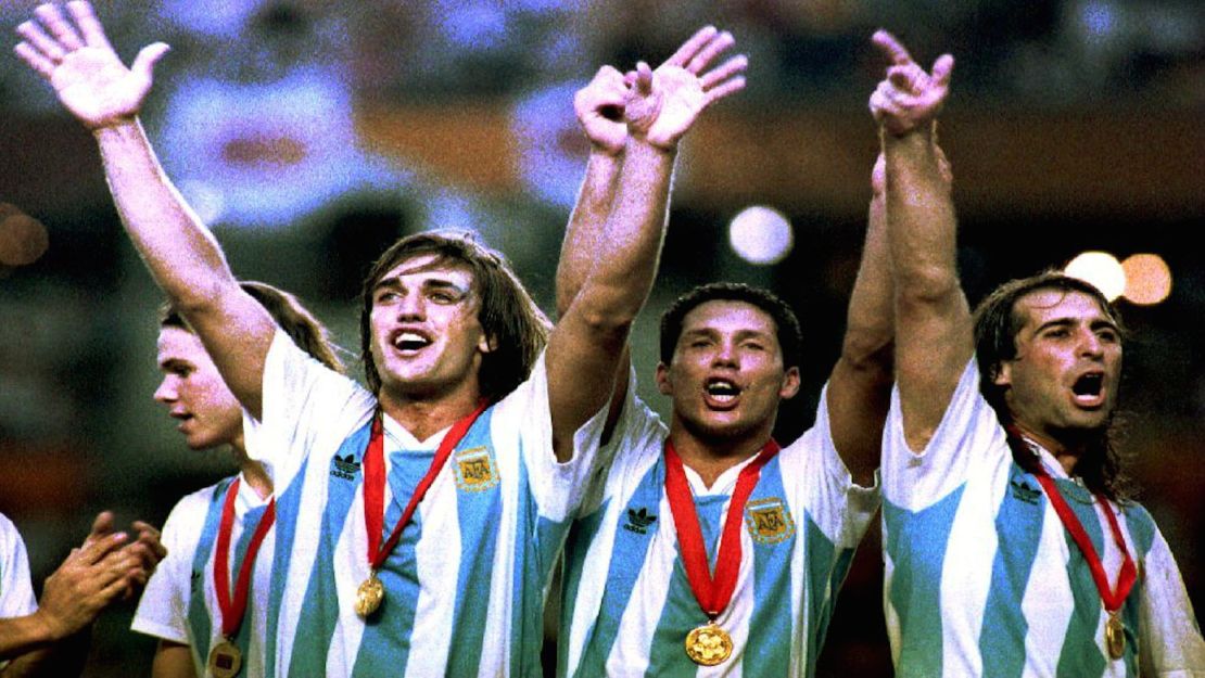 Gabriel Batistuta, Diego Simeone y Leo Rodríguez celebran la victoria en la Copa América, Ecuador 1993. Los argentinos derrotaron a México 2-1.