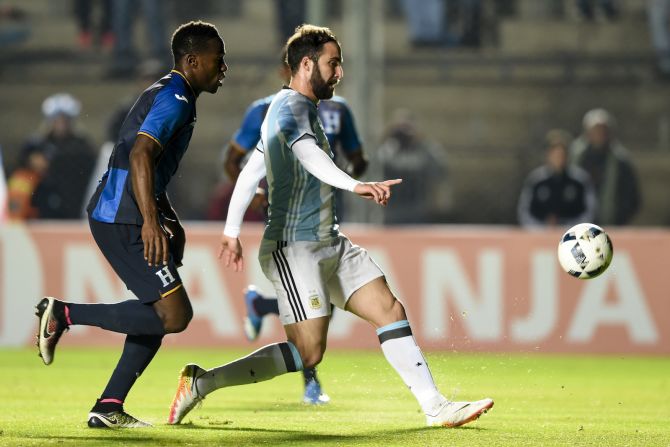 Gonzalo Higuaín (c) durante un amistoso con Honduras previo a la Copa América Centenario.