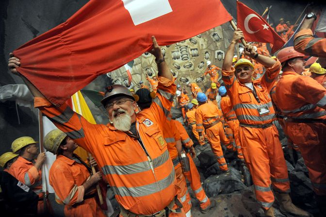 2.600 trabajadores participaron en la construcción del túnel. Los dos metros finales de roca fueron perforados en medio de una celebración hace seis años.