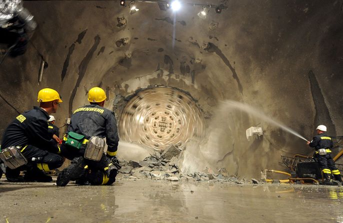 La construcción del túnel inició hace 17 años y fue entregado a tiempo. Esta imagen fue tomada el 15 de octubre de 2010 en Serdún, Suiza, mientras se adelantaban los trabajos de construcción.