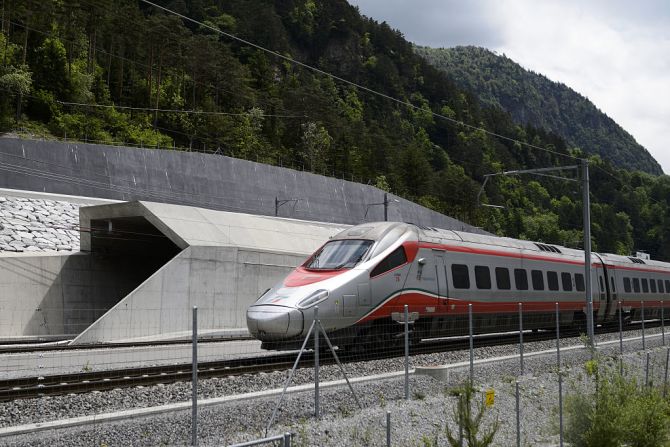 Un tren italiano pasa por la entrada norte del Gotthard Base Tunnel, el más largo y profundo del mundo que une el norte de Europa con el mediterráneo.