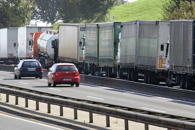 Se estimaba que para 2020 las vías suizas iban a estar tan bloqueadas que el transporte por carretera iba ser imposible, según dijo Simon Peggs de AlpTransit Gotthard AG, la compañía detrás de la construcción del túnel.