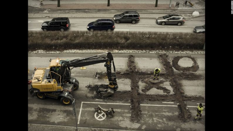 Un descanso para los trabajadores — Johansson ha experimentado con la fotografía por cerca de una década. Su primer trabajo con una cámara empezó cuando tenía 15 años.