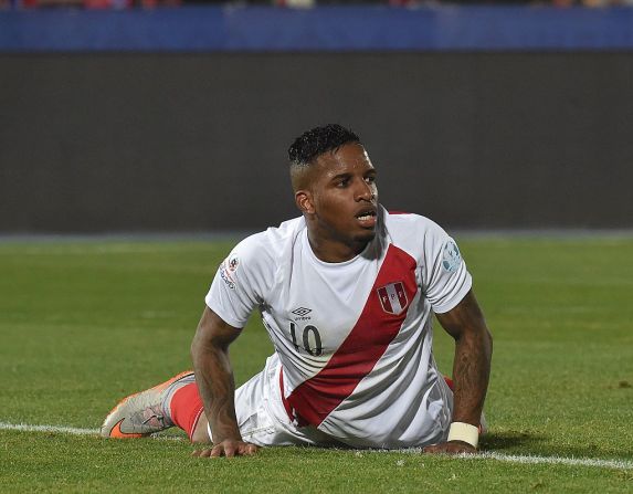 Jefferson Farfán no estará con Perú por decisión técnica.