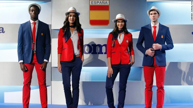 España — España decidió dejar atrás el color amarillo este año y apostarle a los colores rojo y azul en el uniforme olímpico.