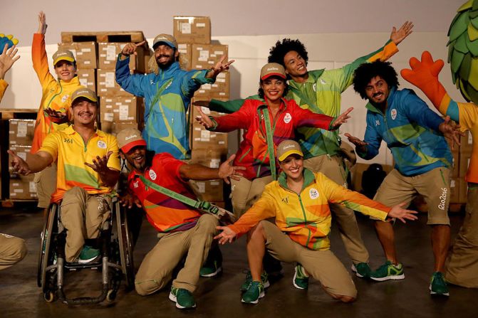 Brasil — Con sus tradicionales verde y amarillo, en una tonalidad llamativa, los locales presentaron el pasado 12 de mayo su vestimenta oficial para las justas olímpicas que iniciarán el 5 de agosto de 2016.