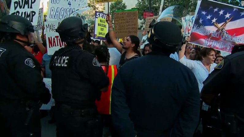 Manifestantes se concentraron afuera del recinto donde Donald Trump realizaba un evento político en San José, California.