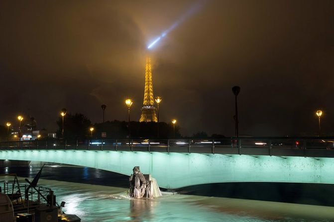 Francia estará bajo estado de “desastre natural”. Así estaba el río Sena a la altura del puente del Alma de París.