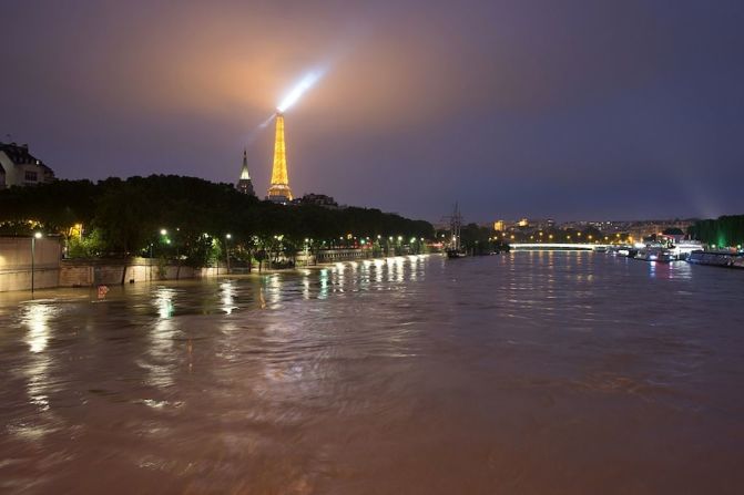 En el río Sena en París se ha desbordado (LAURENT KALFALA/AFP/Getty Images).