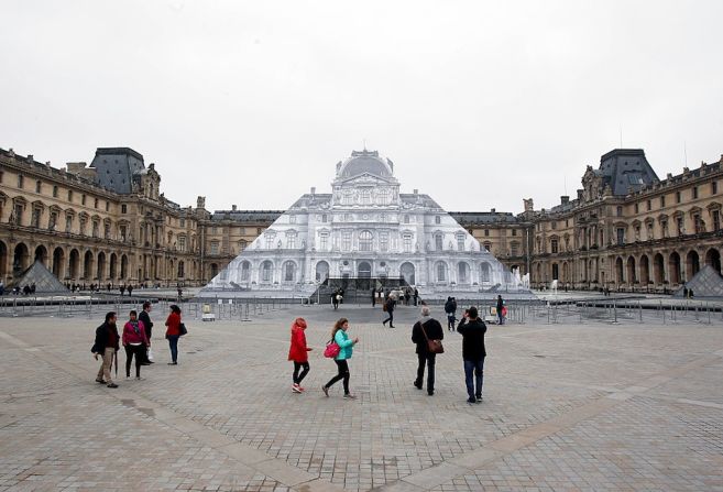 El Museo del Louvre está retirando obras de arte de algunas áreas del museo que están en riesgo de inundarse (Thierry Chesnot/Getty Images).