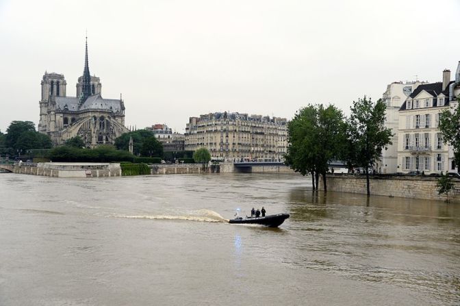 Otra imagen del incremento del caudal del Sena (BERTRAND GUAY/AFP/Getty Images).