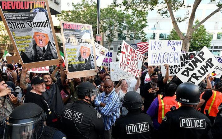 Cuando salieron los partidarios de Trump del evento, se produjeron altercados entre ellos y los anti-Trump ( JOSH EDELSON/AFP/Getty Images).