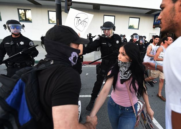 Los que protestaban acusaron a los simpatizantes de Trump de ser racistas y los insultaron (MARK RALSTON/AFP/Getty Images).