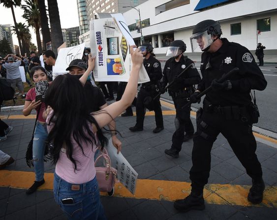 La policía trató de dispersarlos (MARK RALSTON/AFP/Getty Images).