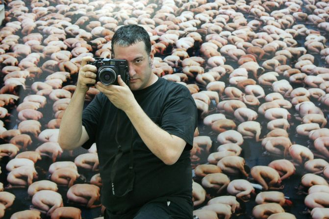 El fotógrafo Spencer Tunick posa frente a una de sus fotografías. El estadounidense es famoso por sus desnudos masivos.