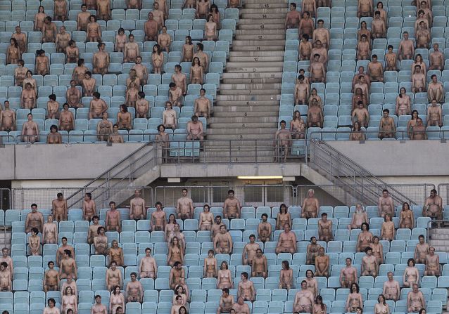 Voluntarios desnudos posan en Viena en 2008 en un estadio de fútbol a tres semanas de la Eurocopa.