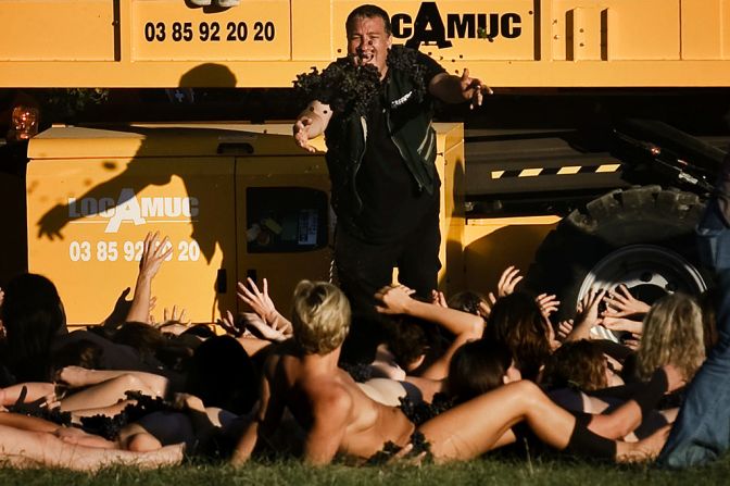 Spencer Tunick dirige una sesión de fotografía con modelos desnudos en Francia en 2009 para una toma gigante para Greenpeace.