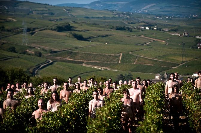 Modelos desnudos posan para Tunick en Francia en 2009.