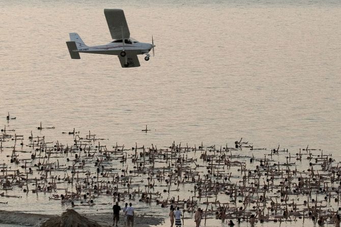 Un ultraliviano vuela sobre más de 1.000 personas en Israel que posaron para Tunick en 2011 en el Mar Muerto.