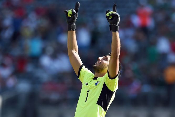 Jaime Penedo, exportero del Galaxy de Los Ángeles es un indiscutible titular en la escuadra panameña, con la que logró derrotar al equipo de Estados Unidos en el partido por el tercer lugar de la Copa de Oro de 2015. El torneo servirá de escaparate para Penedo, quien ha defendido el arco de 'Los Caneleros' en 107 partidos internacionales, ya que actualmente se encuentra sin club tras dejar el Deportivo Saprissa de Costa Rica.