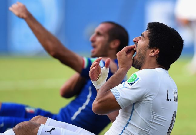 Con Luis Suárez la FIFA no tuvo miramientos tras morder al italiano Giorgio Chiellini el 24 de junio del 2014 durante un partido por la ronda de grupos del Mundial de Brasil 2014. Aunque el delantero charrúa no fue expulsado, sí enfrentó graves medidas. La primera de ellas fue suspenderlo por nueve partidos oficiales de selecciones.