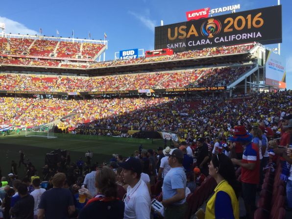 Los espectadores llenaron el Levi's Stadium.