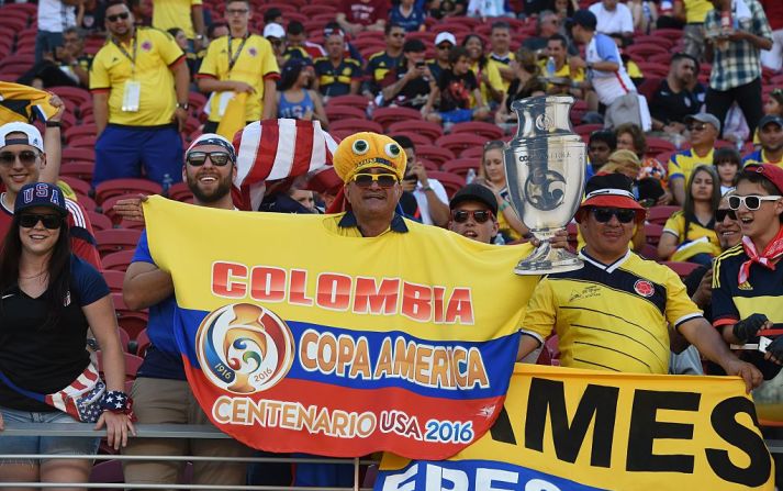 Los hinchas colombianos celebran.