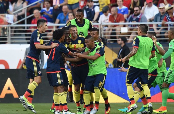 Los colombianos celebran el gol de Zapata.