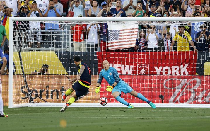 James Rodríguez anota el segundo de penalti.